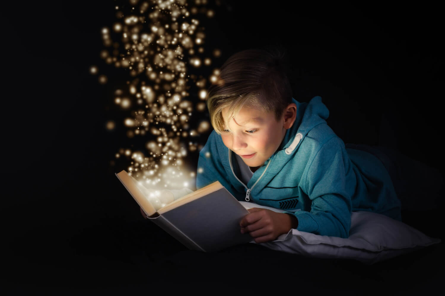Kind leest een boek