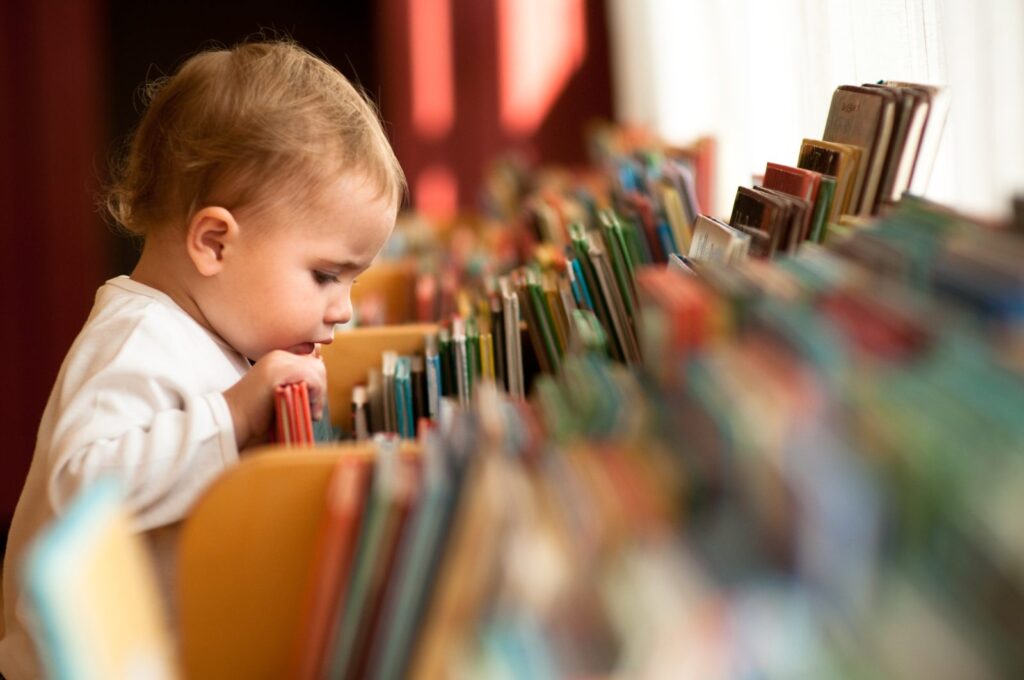 Kind leest een boek