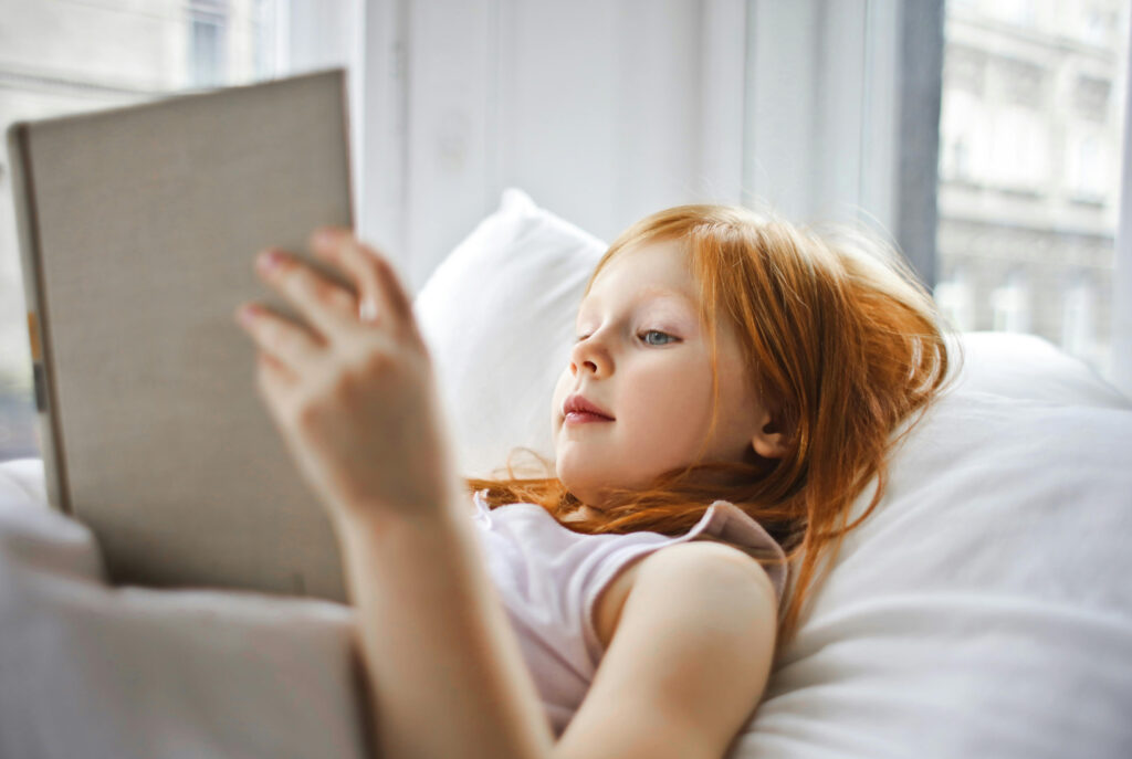 Kind leest een boek
